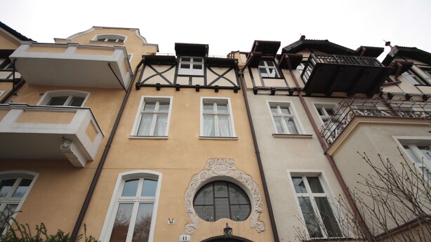 A multi-story building with a traditional architectural style, featuring a central entrance with an ornate archway and a small balcony above the door. - Apartament Nadmorski Sopot 2 (Sopot)