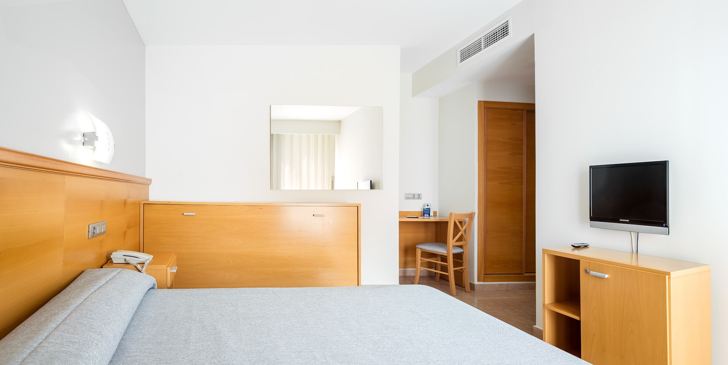 Minibar, caja de seguridad en la habitación y escritorio 