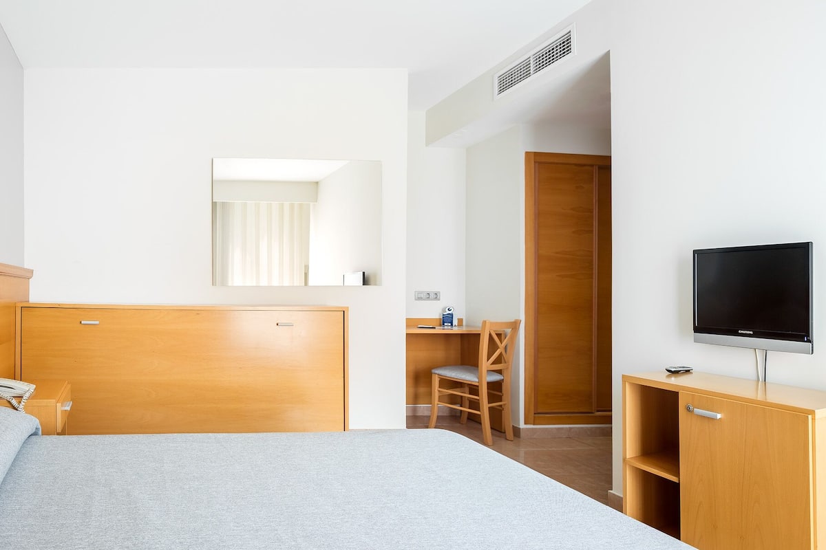 Minibar, caja de seguridad en la habitación y escritorio