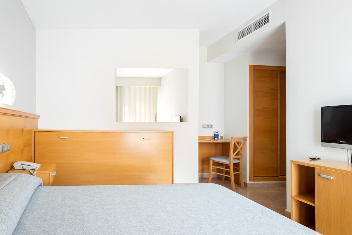 minibar, in-room safe, desk, blackout curtains