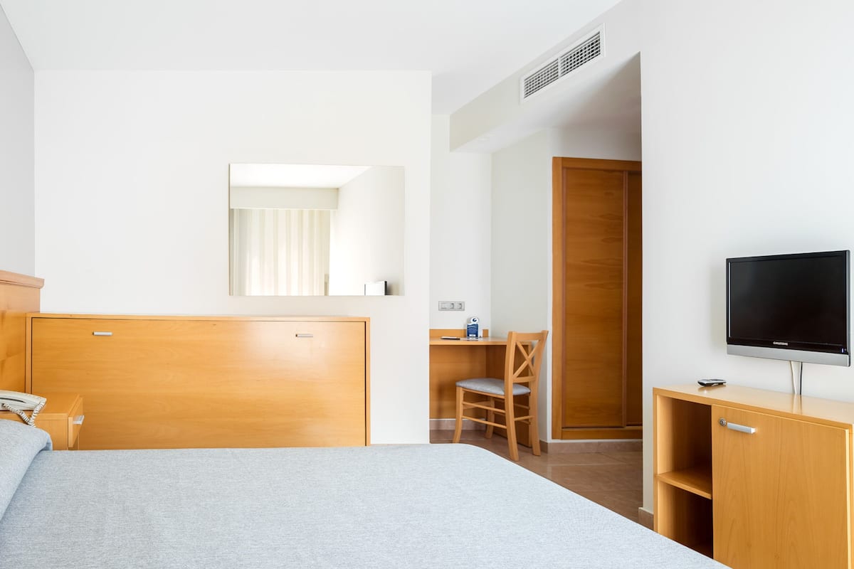 Minibar, coffres-forts dans les chambres, bureau, rideaux occultants