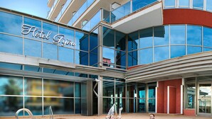A hotel with a swimming pool, a glass facade, and a sign reading "Hotel Lyon". - Hotel RH Gijón By Hoteles RH (Gandia)