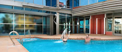 Piscine couverte, 2 piscines extérieures, parasols de plage