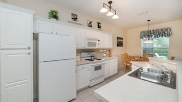 House, 3 Bedrooms | Private kitchen | Fridge, microwave, oven, stovetop