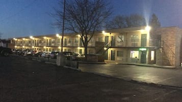 Bagian depan properti - sore/malam