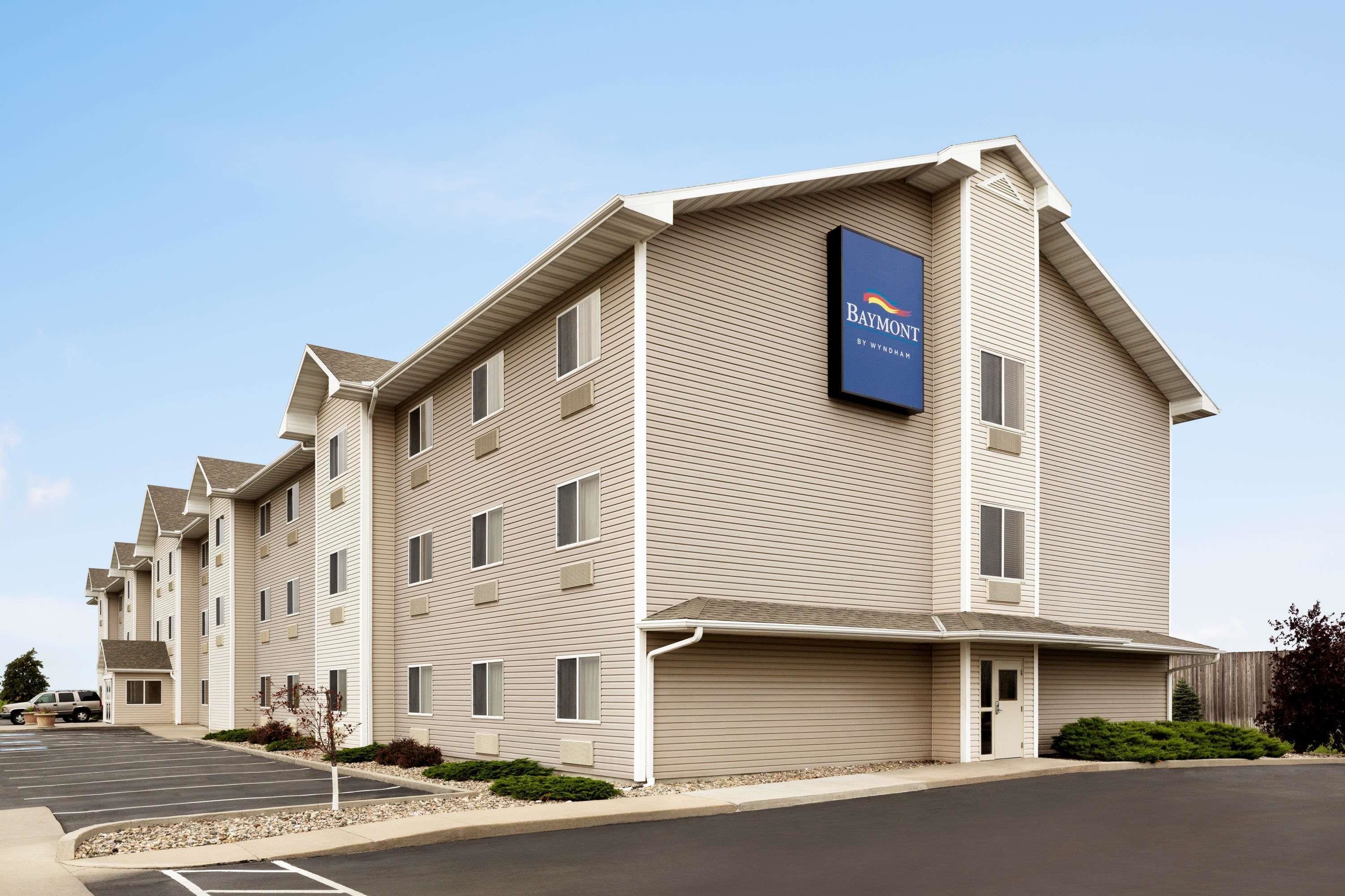 A multi-story hotel with a sign reading "Baymont by Wyndham".