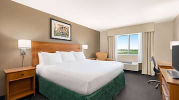 Schreibtisch, Verdunkelungsvorhänge, Bügeleisen/Bügelbrett