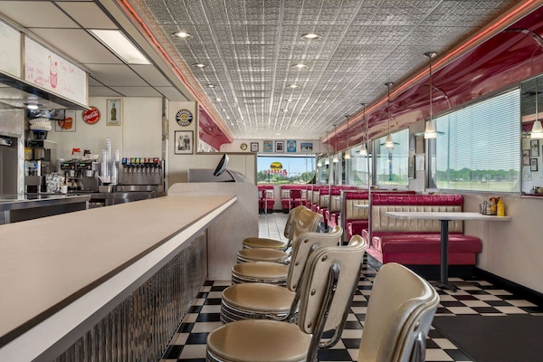 Breakfast, lunch, dinner served; American cuisine