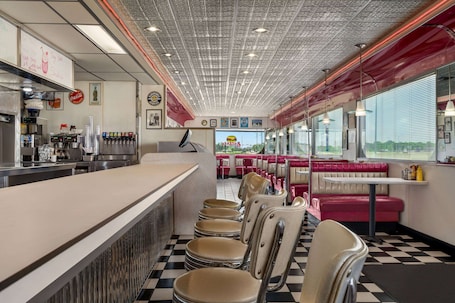 Frühstück, Mittagessen und Abendessen. Baymont by Wyndham Fremont