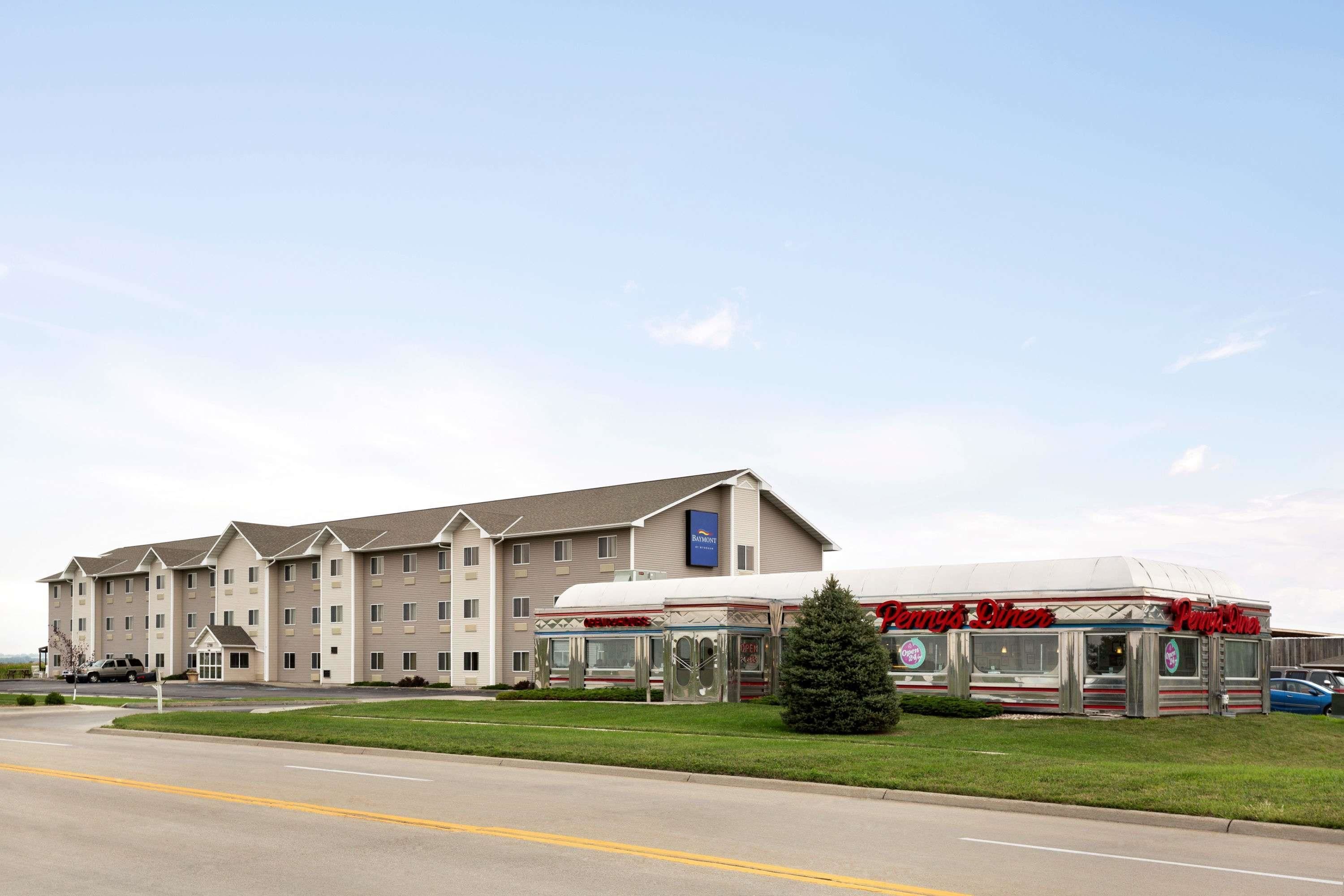 A hotel with a large building and a diner.