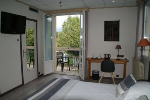 Premium bedding, Select Comfort beds, minibar, in-room safe - The Originals City, Hôtel L'Iroko (Aix-les-Bains)