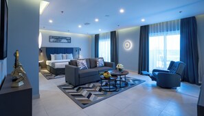 AL MAJAZ  TWO BEDROOM SUITES | Minibar, in-room safe, desk, blackout drapes - Holiday International Sharjah (Sharjah)