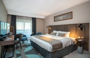 Minibar, in-room safe, desk, blackout drapes - Holiday International Sharjah (Sharjah)