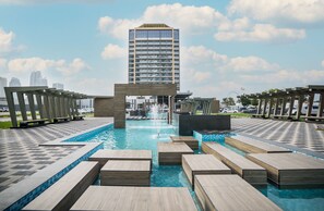 Front of property - evening/night - Holiday International Sharjah (Sharjah)