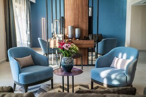 Minibar, in-room safe, desk, blackout drapes - Holiday International Sharjah (Sharjah)