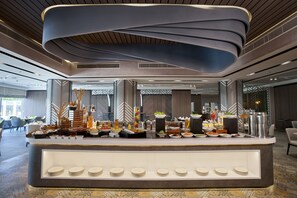 Daily buffet breakfast for a fee - Holiday International Sharjah (Sharjah)