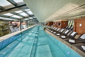 Innendørsbasseng