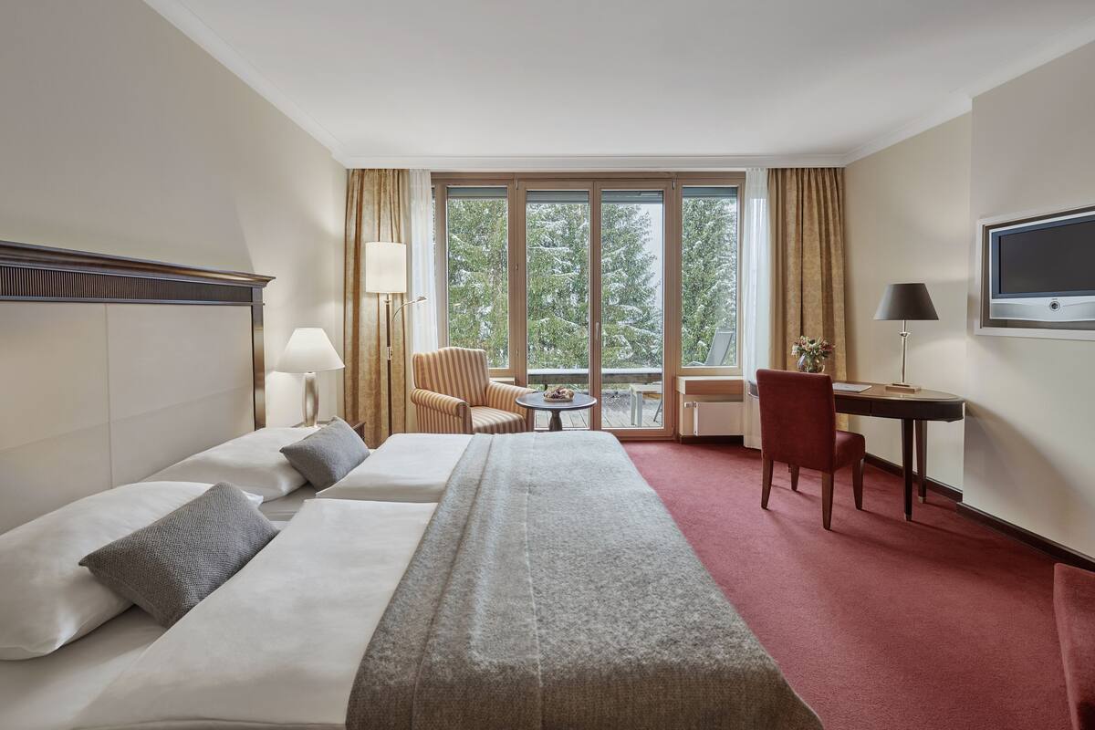 Minibar, in-room safe, desk, WiFi (free)