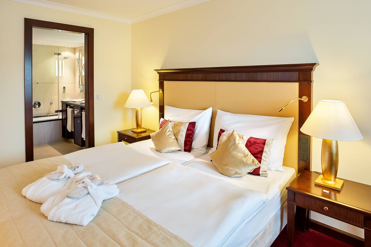 Minibar, in-room safe, desk, WiFi (free)