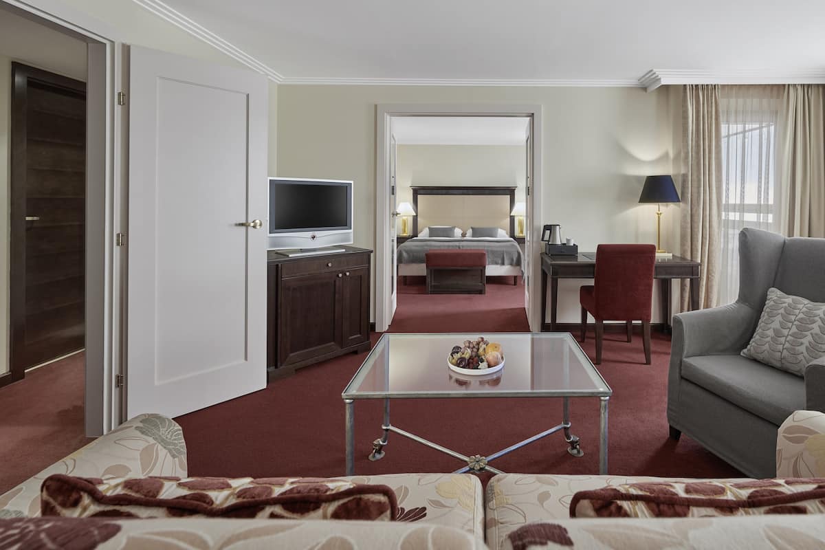 Junior suite, balkon, uitzicht op bergen | Een minibar, een kluis op de kamer, een bureau, gratis wifi