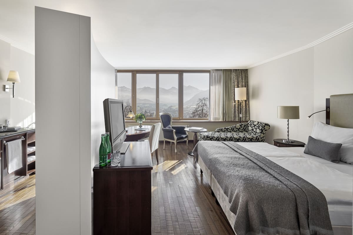 Panorama kamer, 1 twee- of 2 eenpersoonsbedden, uitzicht op bergen | Een minibar, een kluis op de kamer, een bureau, gratis wifi