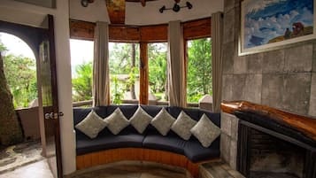 Suite, 2 habitaciones | Zona de estar | Una televisión