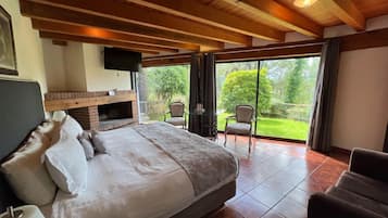 Suite – junior, 1 kingsize-seng | Safe på rommet, blendingsgardiner, strykejern/-brett og sengetøy