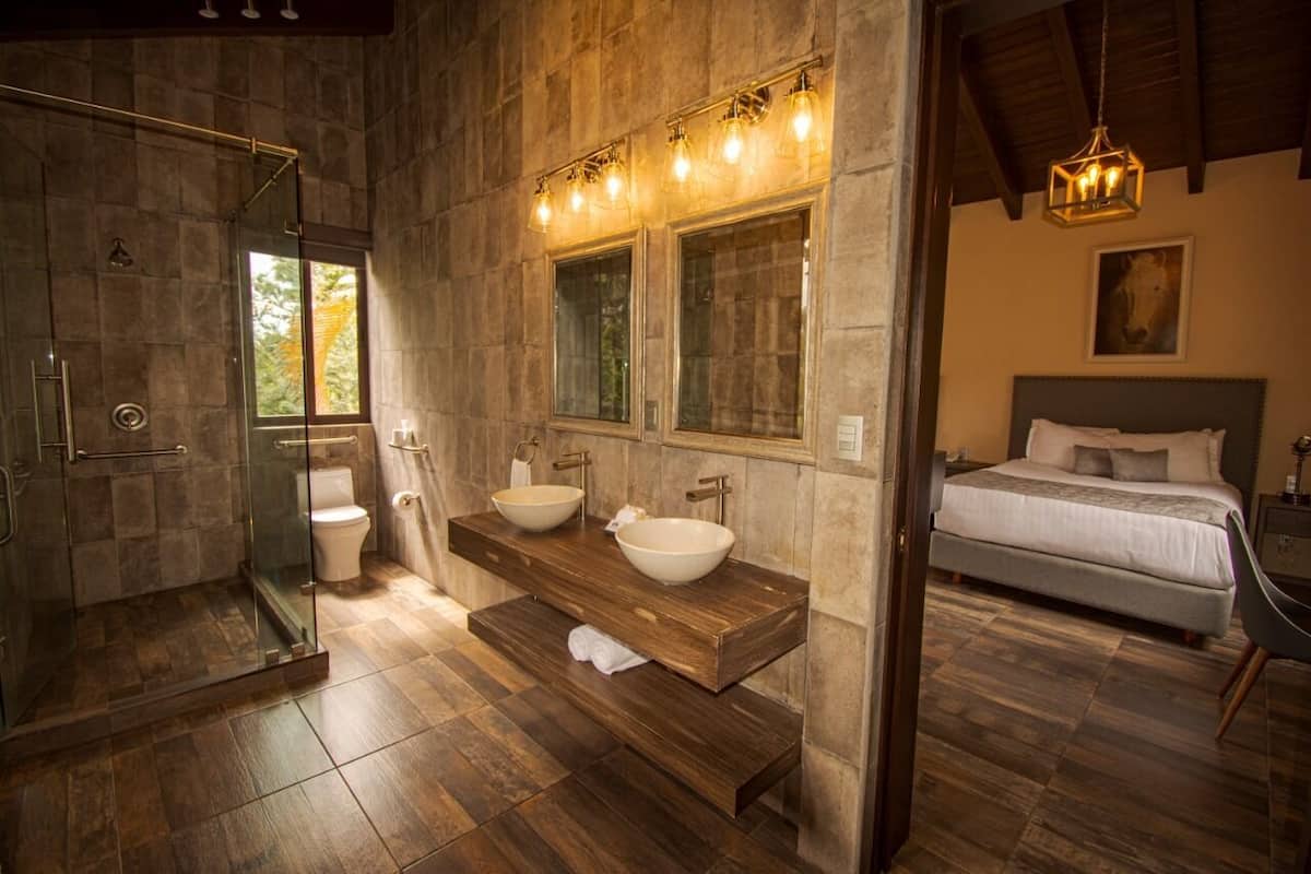 Peti besi dalam bilik, langsir/tirai gelap terus