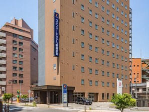 A multi-story hotel with a prominent sign indicating it is a new hotel. - Comfort Hotel Niigata (Niigata)