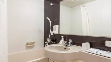 Combined shower/bathtub, deep-soaking bathtub, free toiletries