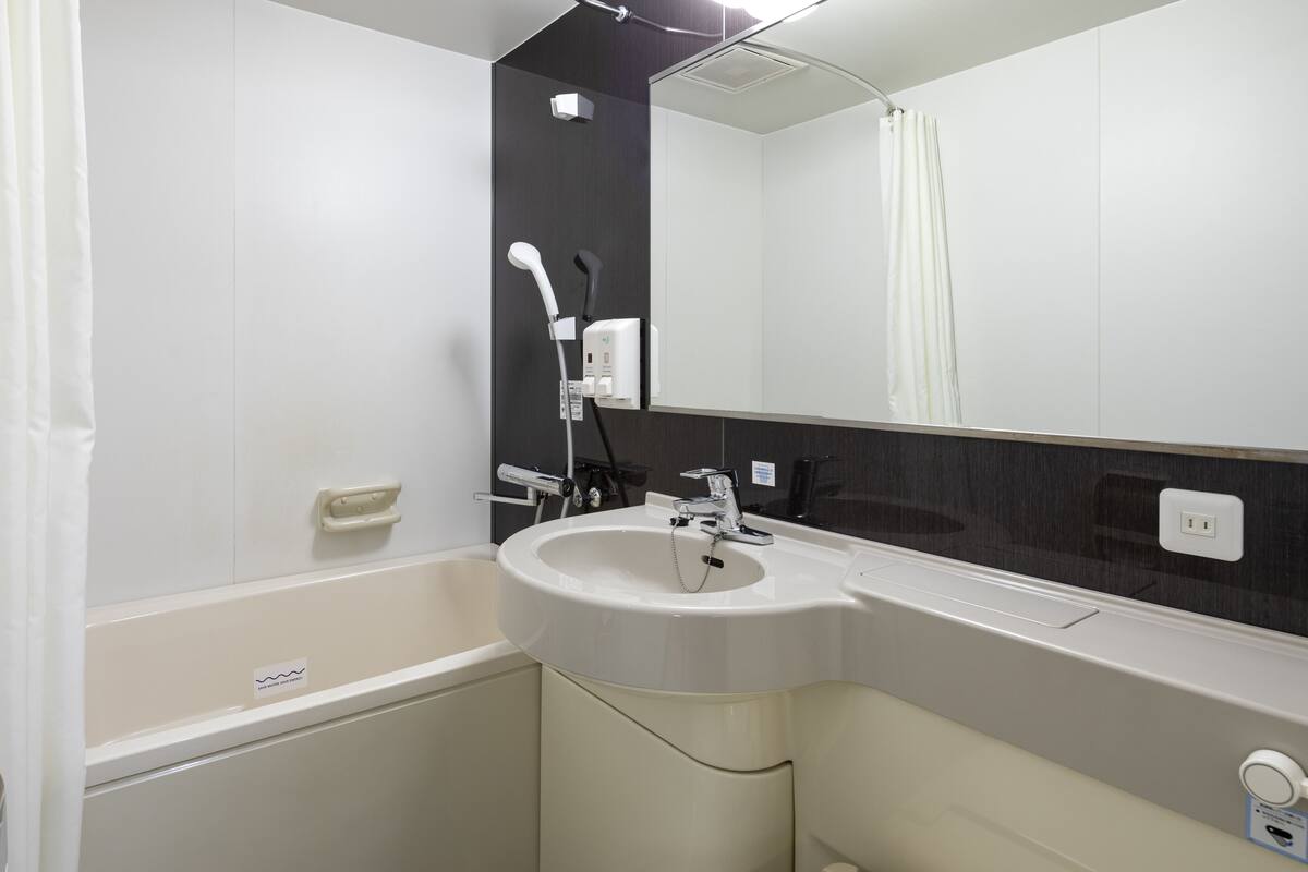 combined shower/bathtub, deep-soaking bathtub, free toiletries