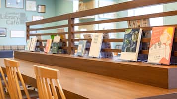 Un café-bibliothèque avec des meubles en bois et des étagères à livres.