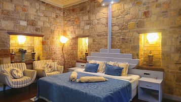 Suite (Mediterranean) | Luxe beddengoed, een minibar, een kluis op de kamer