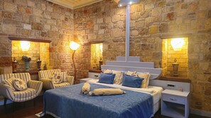 Suite (Mediterranean) | Ropa de cama de alta calidad y minibar 