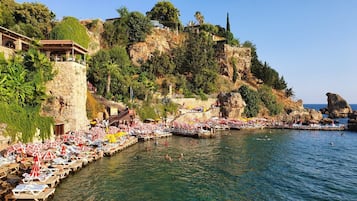 Privatstrand in der Nähe, Liegestühle, Sonnenschirme, Strandbar