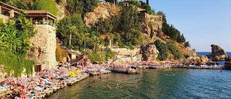 Privatstrand in der Nähe, Liegestühle, Sonnenschirme, Strandbar