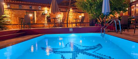 Piscine extérieure (ouverte en saison), parasols de plage