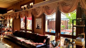 Lobby-lounge