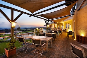 Petit déjeuner, déjeuner et dîner servis sur place, vue sur la piscine