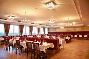 Café da manhã com buffet grátis todos os dias