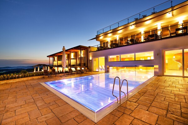 Innenpool, Außenpool, Sonnenschirme