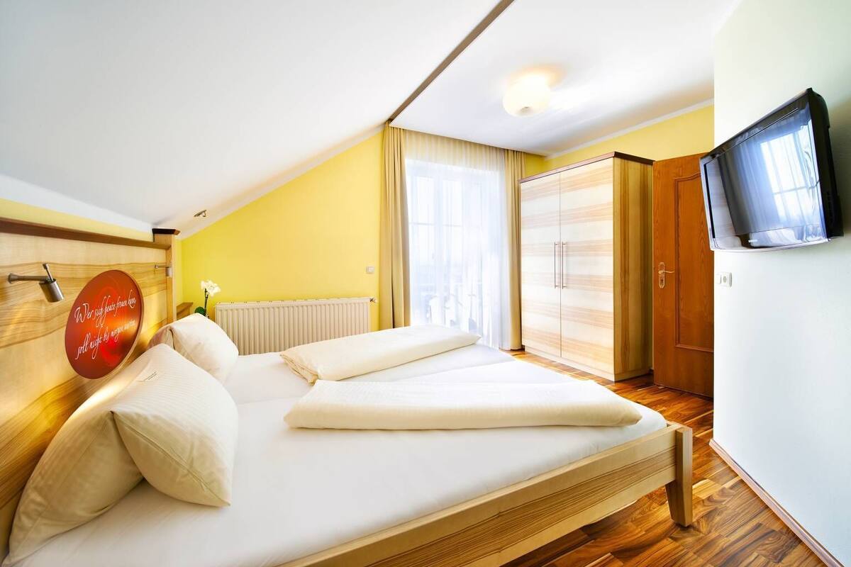 Căn hộ tiện nghi đơn giản, 2 phòng ngủ, ban công | Bộ đồ giường kháng dị ứng, minibar, két bảo mật tại phòng, bàn 