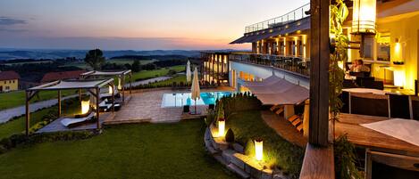 Petit déjeuner, déjeuner et dîner servis sur place, vue sur la piscine