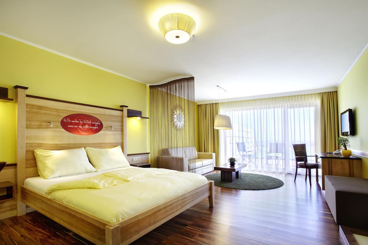 Feng Shui Suite | Bộ đồ giường kháng dị ứng, minibar, két bảo mật tại phòng, bàn 