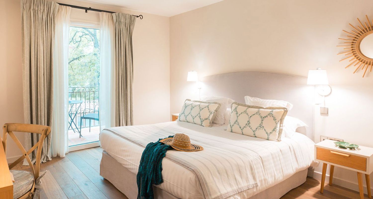 Ropa de cama de alta calidad y minibar 