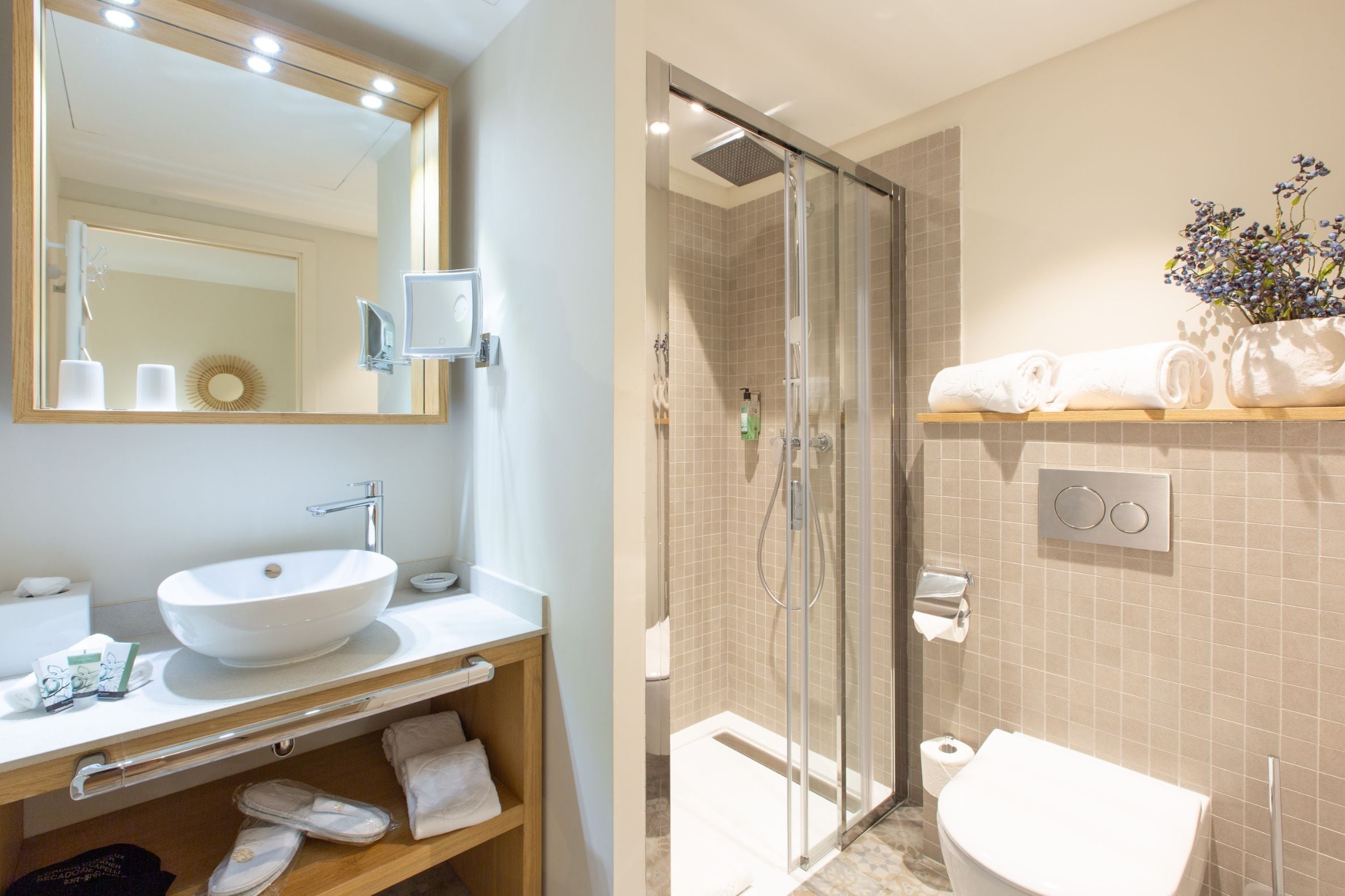 confort bastide (lavande)42 | bathroom | designer toiletries, hair dryer, bathrobes, slippers