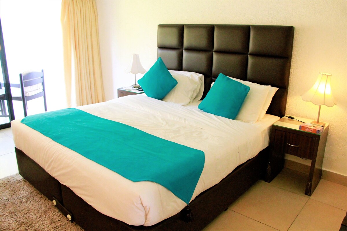 Seprai premium, minibar, brankas, dan meja kerja