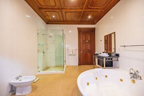 Dusche, kostenlose Toilettenartikel, Haartrockner, Handtücher