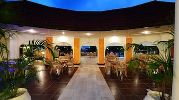 3 restaurants, breakfast, lunch, dinner served; international cuisine