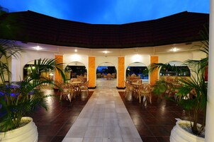 3 restaurantes; se sirve desayuno, almuerzo y cena